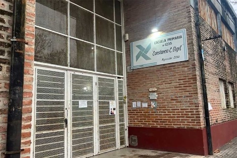 El frente de la escuela de Ayacucho al 2700.