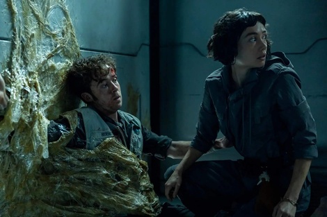 La "sintética" Wendy (Sidney Chandler) y su hermano Hermit (Alex Lawther) en "Alien: Earth" (Fuente: Prensa)