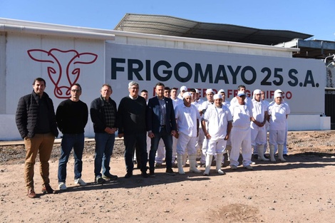 Autoridades y trabajadores de Frigomayo con el ministro Rodríguez.  (Fuente: Prensa)