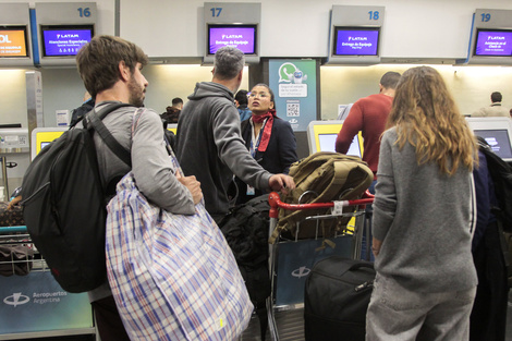 Hubo acuerdo: los controladores aéreos levantan el paro  