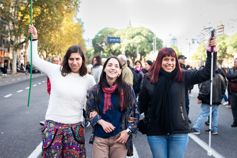 De izquierda a derecha: Laura Alcaide, Maive Carone Fernandez y Lorena Aguirre, activistas del colectivo de discapacidad. (Fuente: Gala Abramovich)