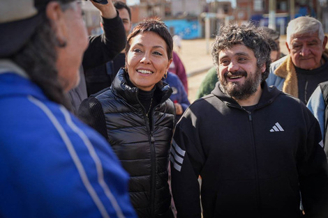 Facundo Tignanelli, de campaña junto a Mayra Mendoza. 