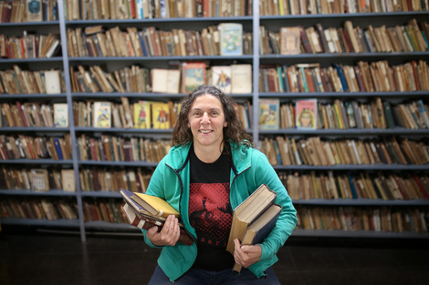 Estela, vecina de Parque Chas que lleva adelante la Biblioteca Popular “El Resplandor” en el Club Saber. (Fuente: Jose Nico)