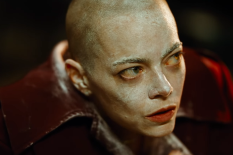 Emma Stone y su increíble transformación para "Bugonia", lo nuevo de Yorgos Lanthimos 
