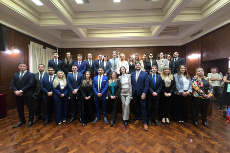 Los nuevos fiscales de la provincia que juraron ayer junto a la Fiscal General. (Fuente: Gentileza)