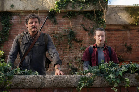 Joel (Pedro Pascal) y Ellie (Ramsey) en un mundo posapocalíptico