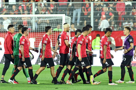 La retirada de un equipo abucheado por su público. (Fuente: Sebastián Granata)