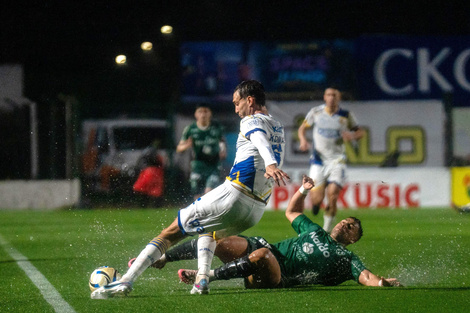 Komar intenta jugar, la cancha de Sarmiento ya estaba imposible. (Fuente: Gentileza)
