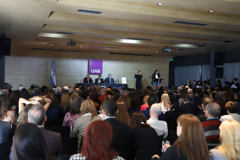 El panel central analizó las crisis que atraviesa la transmisión de conocimientos.  (Fuente: Gentileza)