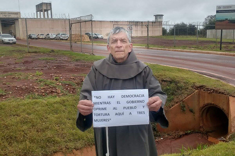 El cura Viana frente al penal de Minga Guazú, en Paraguay.