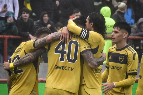 Di Lollo (40) es felicitado por sus compañeros por el gol (Fuente: NA)