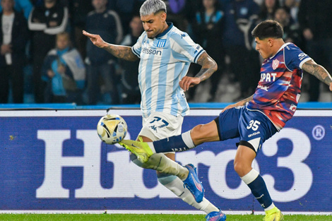 Balboa y Lautaro Vargas luchas por la pelota