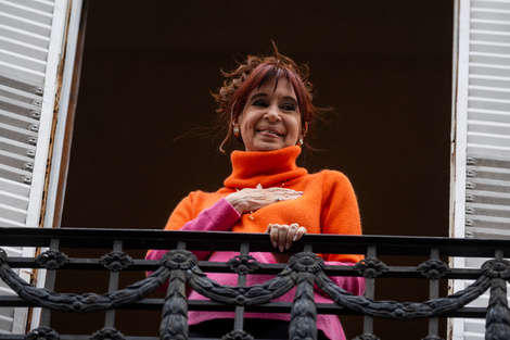 Cristina Kirchner en el balcón de su domicilio en San José 1111