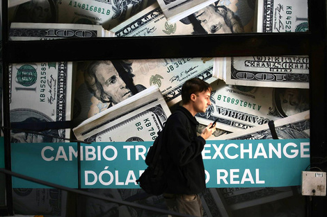 El dólar oficial ya está cerca de los 1400 pesos