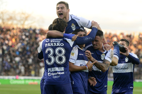 Torneo Clausura: Gimnasia se quedó con la victoria con y sin iluminación