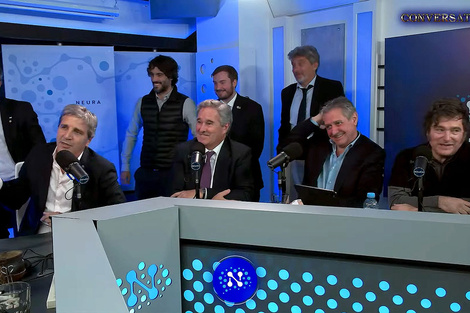Hace un mes Milei y el equipo económico gritó en Neura, "el dólar flota" y negó toda intervención. (Fuente: Archivo)
