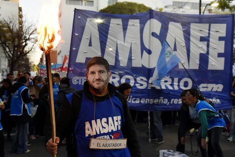 Manifestantes marcharon con la careta de Pullaro (Fuente: Andres Macera)