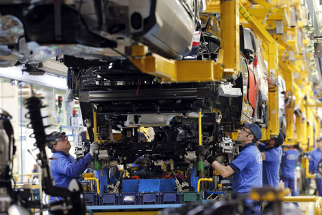 Producción automotriz: sigue por el piso