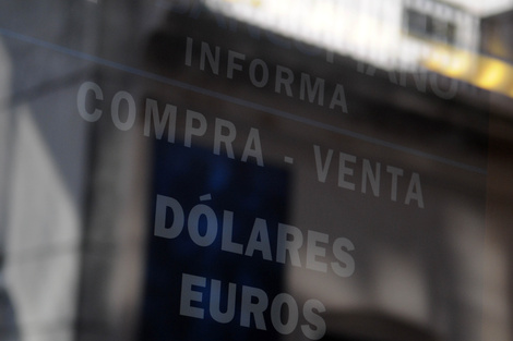 El dólar oficial sigue en 1375 pesos, en una jornada en la que subieron el MEP y el CCL
