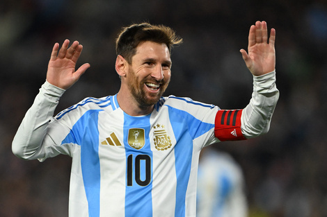 Messi levanta sus brazos para festejar el primer gol