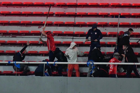 En su comunicado oficial, la Confederación expresó su “repudio y condena enérgica” a los episodios de violencia registrados dentro y fuera del estadio de Avellaneda