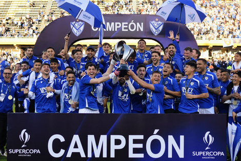Vélez sigue de copas: derrotó 2 a 0 a los santiagueños y alzó la Supercopa Argentina