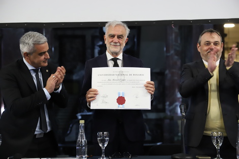 Luis Moreno Ocampo junto al rector Franco Bartolacci y el decano de Humanidades, Alejandro Vila.