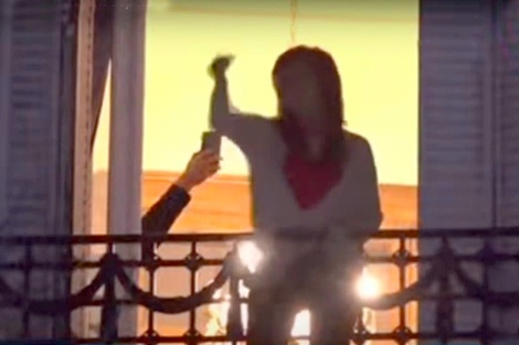 Cristina Kirchner festejó en el balcón, tuiteó contra Milei y mandó un mensaje al búnker de Fuerza Patria 