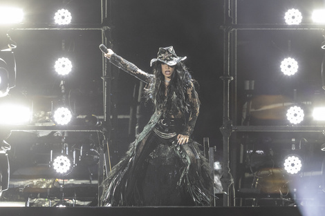 Lali sorprendió con una versión de "Vencedores vencidos", de los Redondos.