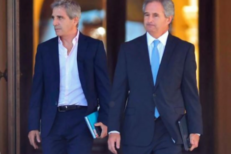 Luis Caputo y Pablo Quirno, al frente del equipo económico de Milei, anuncian nuevas emisión de deuda para estabilizar la economía