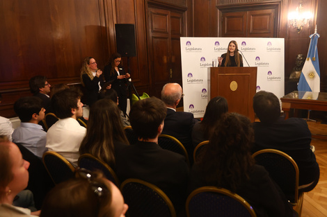 Karina Walker expone en el edificio de la Legislatura Porteña.