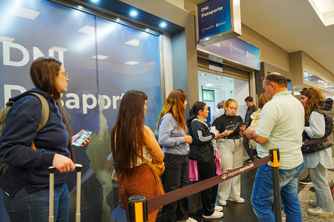 Arreglan en los aeropuertos los pasaportes fallados