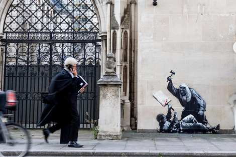 Borraron el mural que Banksy pintó en la fachada del Tribunal Superior de Londres