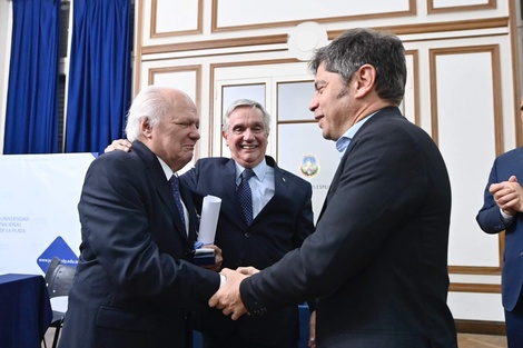 Axel Kicillof saluda a Guillermo Ledesma ante la mirada del decano de la Facultad de Derecho, Miguel Berri. 