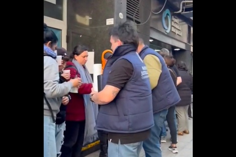 Mientras el gobierno recorta, el PJ porteño acompaña a quienes reclaman en la ANDIS