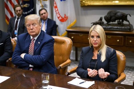 "Tiene nervios de acero", se dice de Pam Bondi. Lo cierto es que desmanteló cientos de políticas públicas para cumplir con los deseos republicanos.