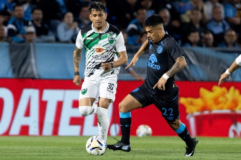 Nicolás Fernández lleva la pelota ante Diarte