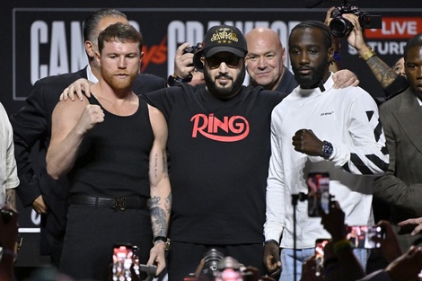 Canelo y Crawford, abrazados por el ministro saudita Turki Alalshikh, uno de los promotores de la pelea. El otro, al fondo, Dana White, presidente de la UFC. (Fuente: AFP)