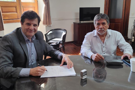Funcionario provincial y Santillán de Festram. (Fuente: Gentileza)