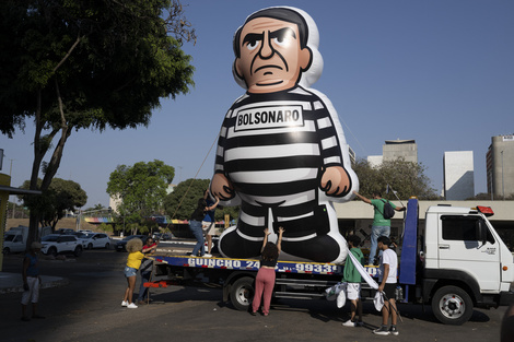Estudiantes exhibieron un muñeco inflable de Bolsonaro con ropa de recluso en Brasilia (Fuente: AFP)