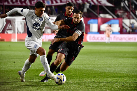 Sartori lleva la pelota ante la marca de Izquierdoz