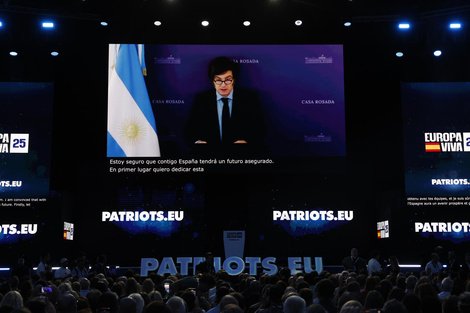 De invitado estrella a un discurso breve por videoconferencia: Milei habló en el festival Viva 25 de Vox