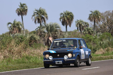 Andrés Castelli y Julián Quatrocchi (Fiat 128, de 1975), líderes de la Etapa 2 y de la general. 