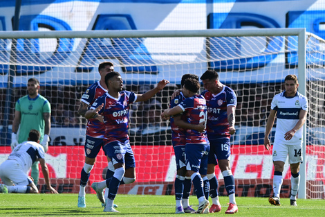 Unión le ganó a Gimnasia y llegó a la cima del grupo A