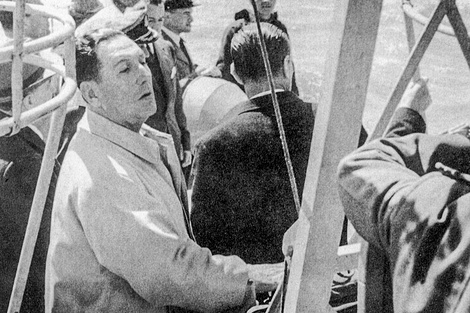 Juan Perón, refugiado en la cañonera antes de partir hacia Paraguay