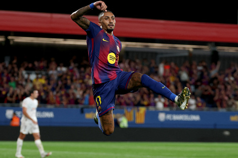 Raphinha salta para celebrar uno de sus goles