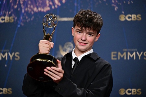 De "Adolescencia" a "The Pitt": un vistazo a los grandes ganadores de los Emmys 2025 
