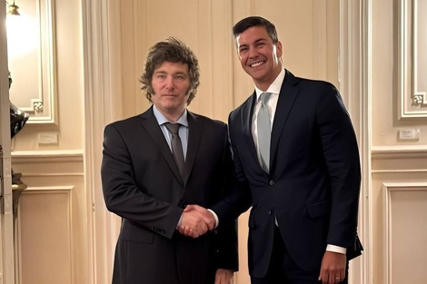 Milei fue recibido por Santiago Peña en Asunción