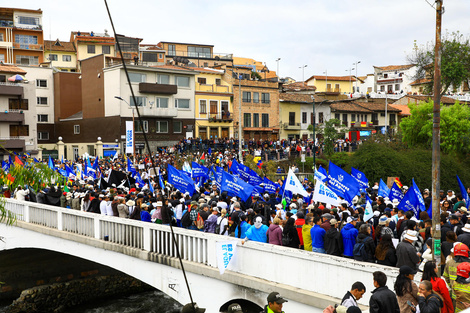 Manifestantes formaron un "quinto río" en Cuenca para rechazar un proyecto minero