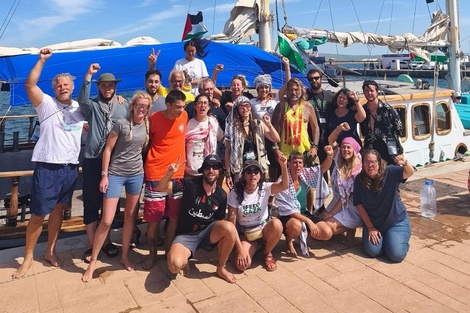En globalsumudflotilla.org/tracker se puede chequear el recorrido de los veleros que van a vela firma hacia Gaza. 
